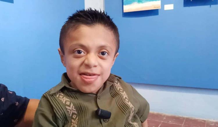 Samy, menor con discapacidad, inaugura su primera galería de pinturas