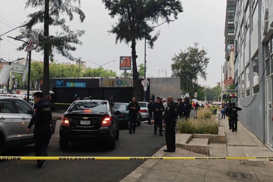 Muere hombre apuñalado afuera del Metro Revolución en la CDMX