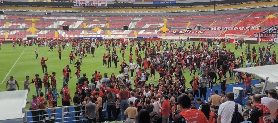 Aficionados de Atlas invaden cancha en entrenamiento