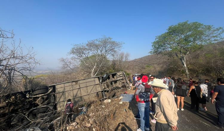 Mueren 2 peregrinos tras accidente de autobús en Huehuetlán el Grande, Puebla