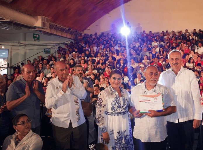 Destacan arte del maestro Marcio López en stand de Cárdenas