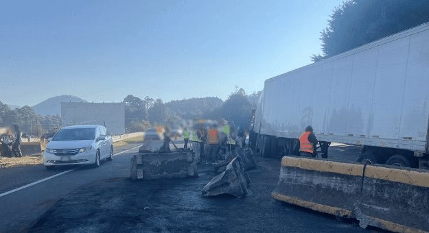 Volcadura de camión en la México – Cuernavaca atrapa por casi 4 horas a automovilistas