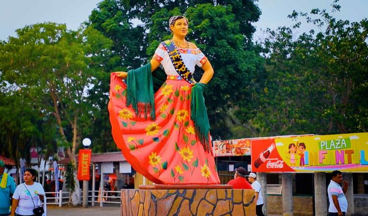 Embajadoras tienen estatuas monumentales en toda la Feria Tabasco