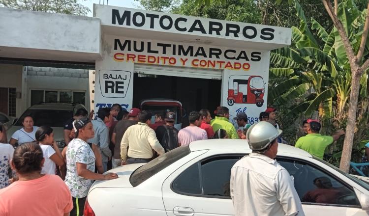 Ejecutan a 2 en Comalcalco en tienda de motocarros