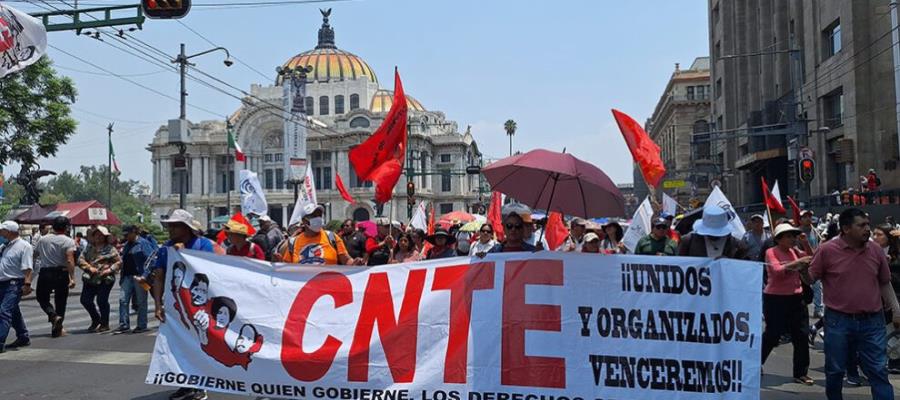 Maestros de la CNTE protestan en sedes de partidos y del INE