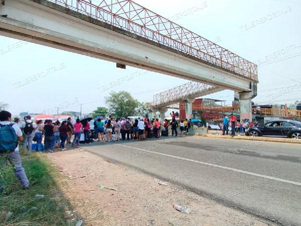 Papás de kínder en Parrilla exigen salida de directora con bloqueo carretero