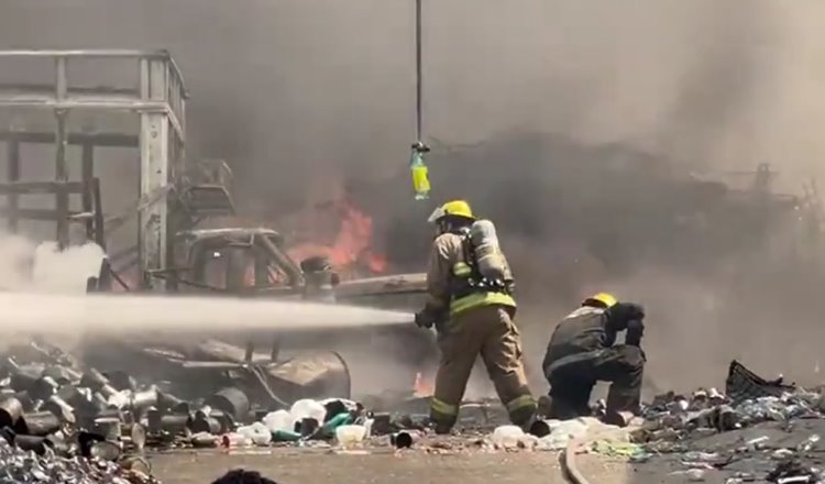 Bodega de material reciclado se incendia en Morelos 