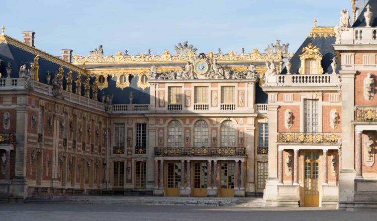 Evacúan Palacio de Versalles por incendio