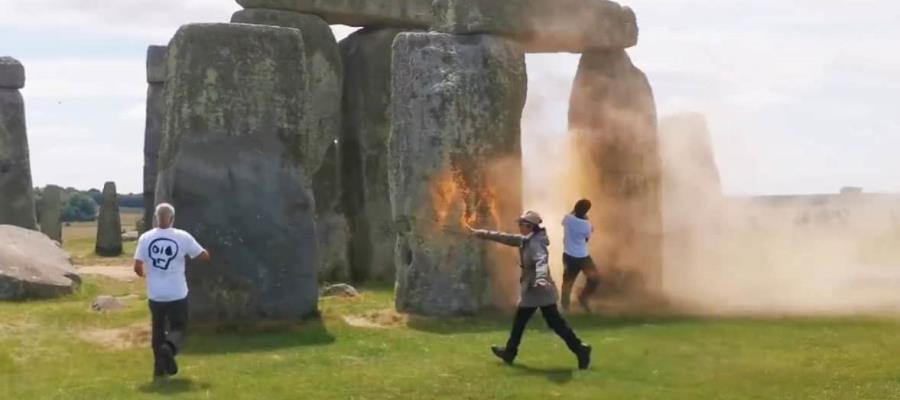 Activistas rocían pintura en monumento de Stonehenge, Inglaterra