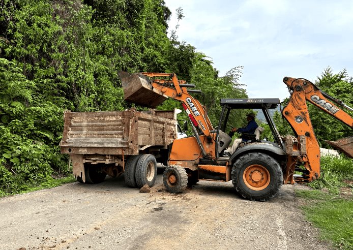 Tras deslizamiento de tierra, autoridades trabajan para liberar camino a Buena Vista en Tacotalpa