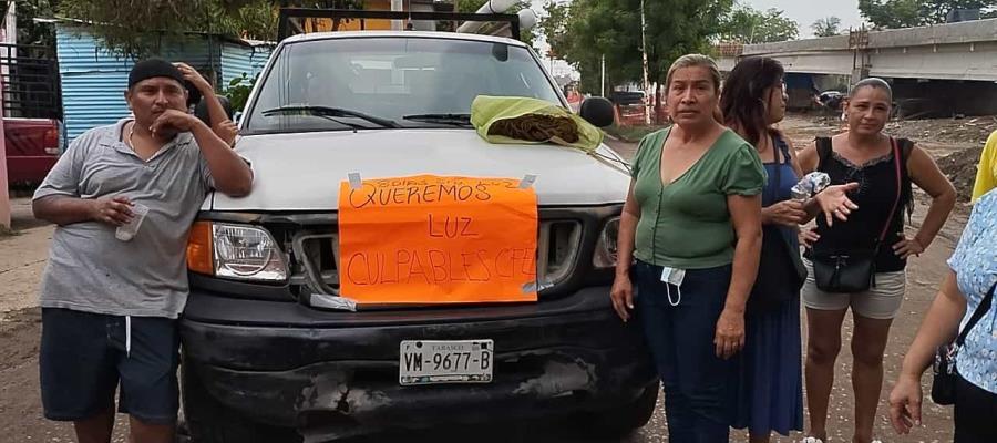 ¡Otra vez! Retienen a trabajadores de CFE por fallas en el servicio