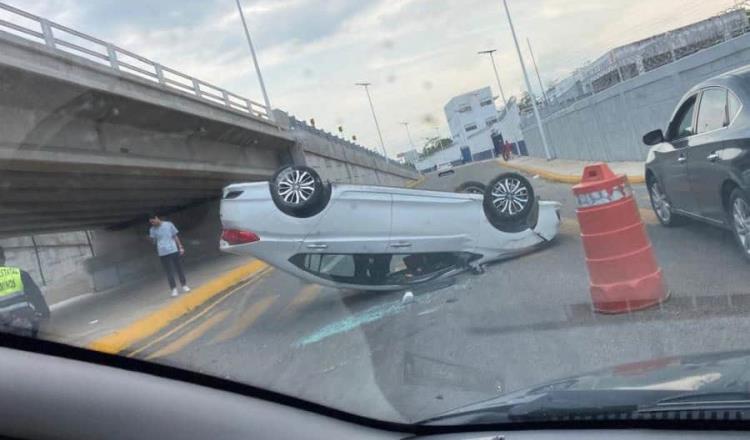 Vuelca auto en la zona del distribuidor de Guayabal