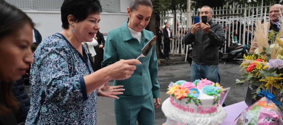 Con pastel, marimba y Simi Claudia, celebran a Sheinbaum por su cumpleaños 62
