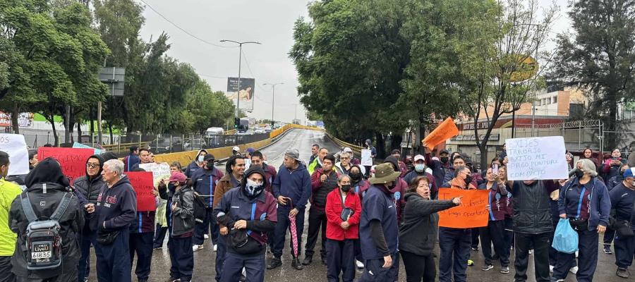 Se manifiestan trabajadores de limpia del IPN en CDMX ¡y los atropellan!