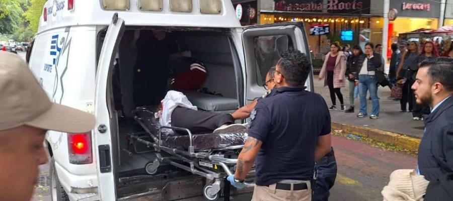 Apuñalan a joven mientras caminaba por la Glorieta de los Insurgentes en CDMX Apuñalan a joven mientras caminaba por la Glorieta de los Insurgentes en CDMX