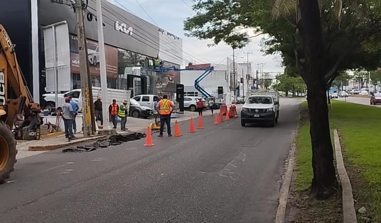 Complica circulación vehicular reparación de tuberías en Ruiz Cortines