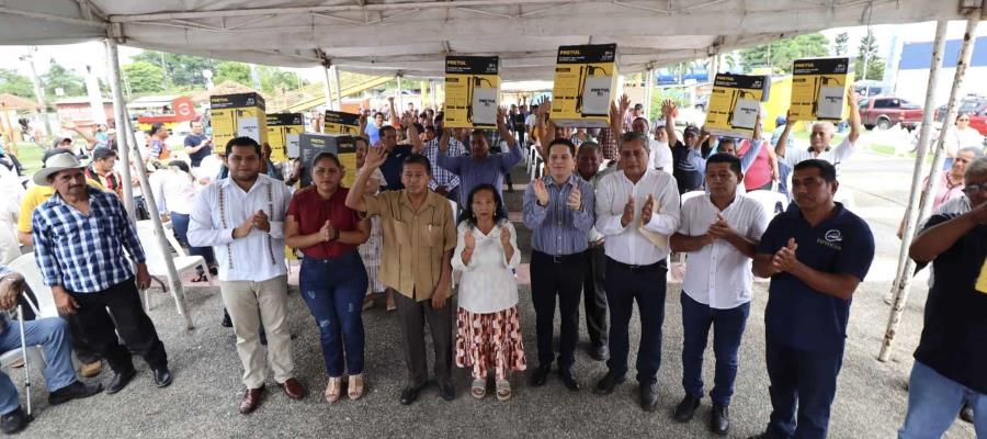 Entregan bombas aspersoras a productores de Cunduacán
