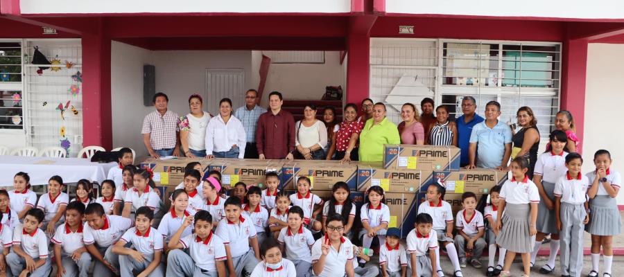 Entrega Chelo Cano minisplits a primaria de Cunduacán Entrega Chelo Cano minisplits a primaria de Cunduacán