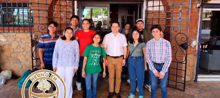 Edil de Cunduacán se reúne con jóvenes talentosos