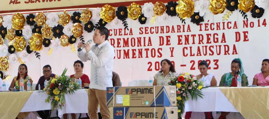 Acude edil de Cunduacán a ceremonia de graduación de la técnica 14