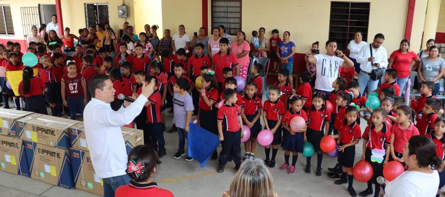Dota Cunduacán de aires acondicionados a escuela rural del ejido Casa blanca