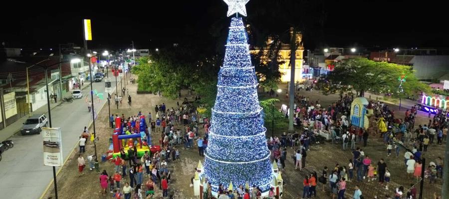 Encienden árbol navideño en Cunduacán Encienden árbol navideño en Cunduacán