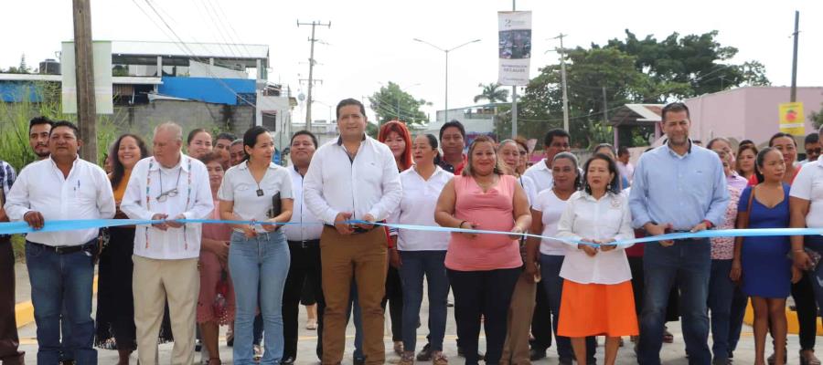 Entrega Cunduacán construcción de calle en Av. Periférico Entrega Cunduacán construcción de calle en Av. Periférico