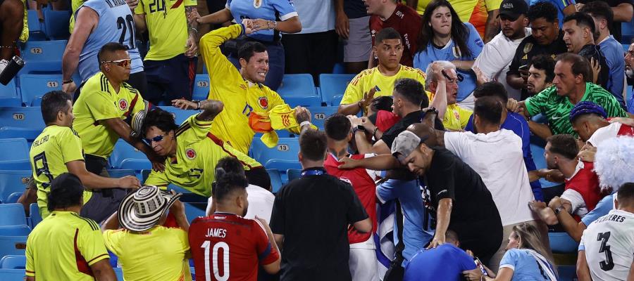 Jugadores de Uruguay se enfrentan a golpes con aficionados colombianos