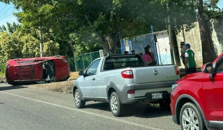 Vehículo termina volcado sobre la Villahermosa-Teapa