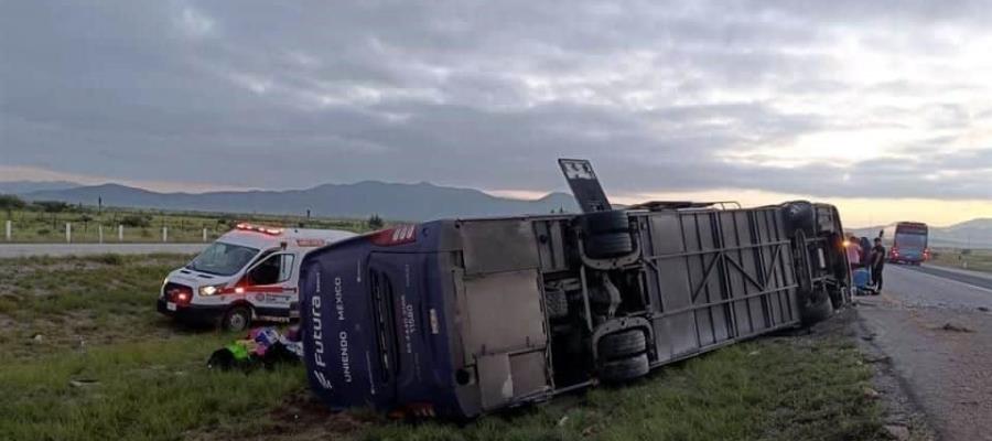 Mueren 8 personas en volcadura de autobús en Galeana, Nuevo León