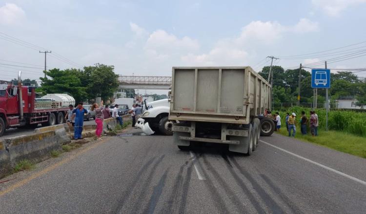 Motociclista termina bajo góndola tras accidente en la Villahermosa – Teapa… y sobrevive