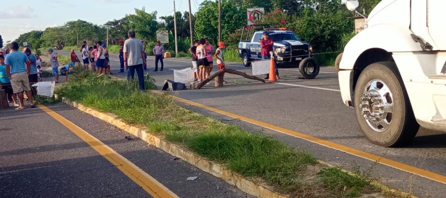 ¡Y volvieron a cerrar! Habitantes de “El Porvenir” bloquearon la Villahermosa-Frontera ante falta de luz