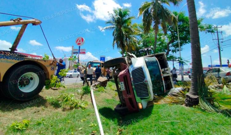 Vuelca camión recolector de Centro en Ruiz Cortines