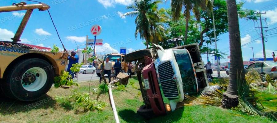 Vuelca camión recolector de Centro en Ruiz Cortines