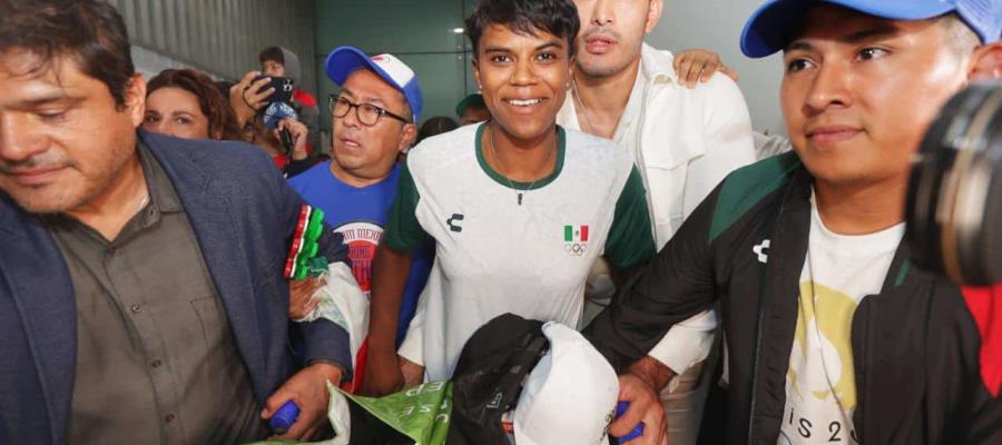Prisca Awiti regresa a México entre aplausos tras medalla de plata en JJ. OO. Prisca Awiti regresa a México entre aplausos tras medalla de plata en JJ. OO.