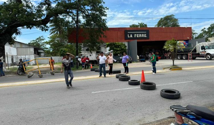 Bloquean entrada principal a Paraíso por falta de energía