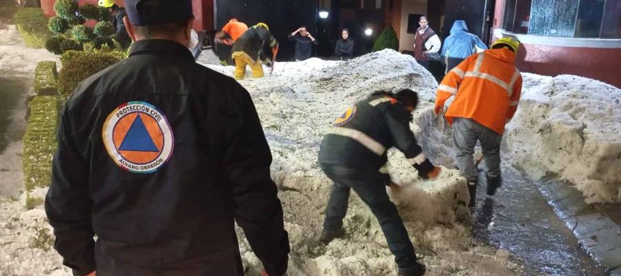 Se registra intensa granizada en la CDMX y pinta de blanco las calles