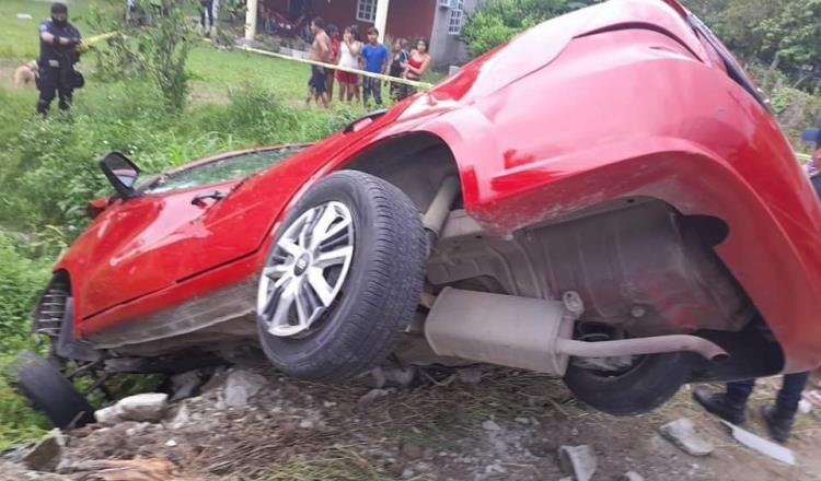 Hombre pierde la vida tras volcar su automóvil en Cunduacán