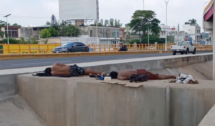 Hombres en situación de calle duermen sobre pilares del distribuidor Universidad