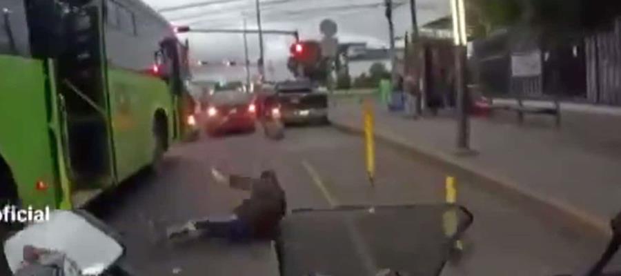 Arrojan de camión, con cuchillo en mano, a presunto asaltante en la CDMX Arrojan de camión, con cuchillo en mano, a presunto asaltante en la CDMX