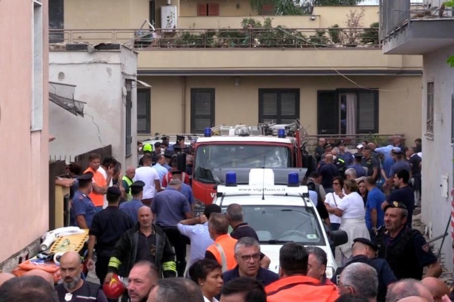 Dos niños y su madre mueren aplastados tras derrumbe de edificio en Nápoles, Italia