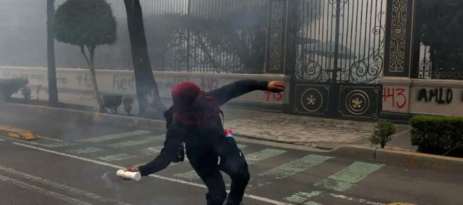 Lanzan petardos en Segob durante protestas por Ayotzinapa en CDMX