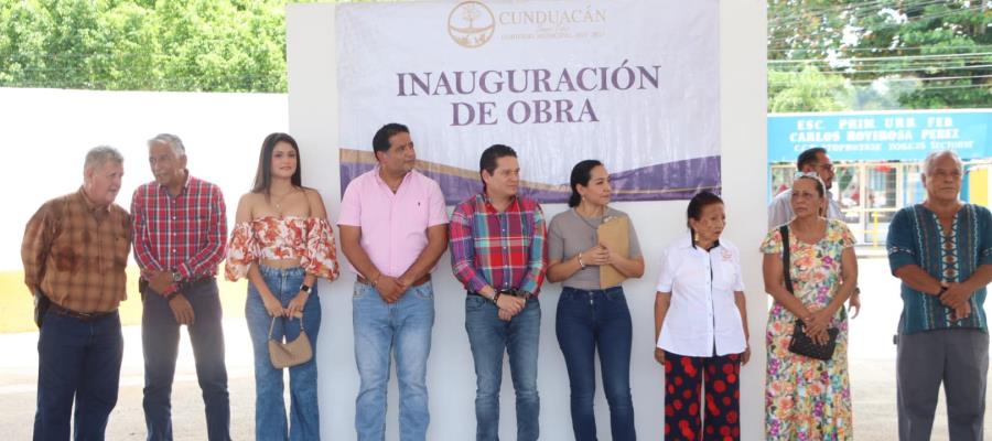 Entrega Chelo Cano Domo en el poblado Carlos Rovirosa