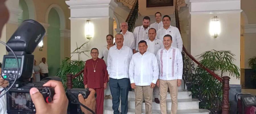 Merino desea éxito a May tras rendir protesta