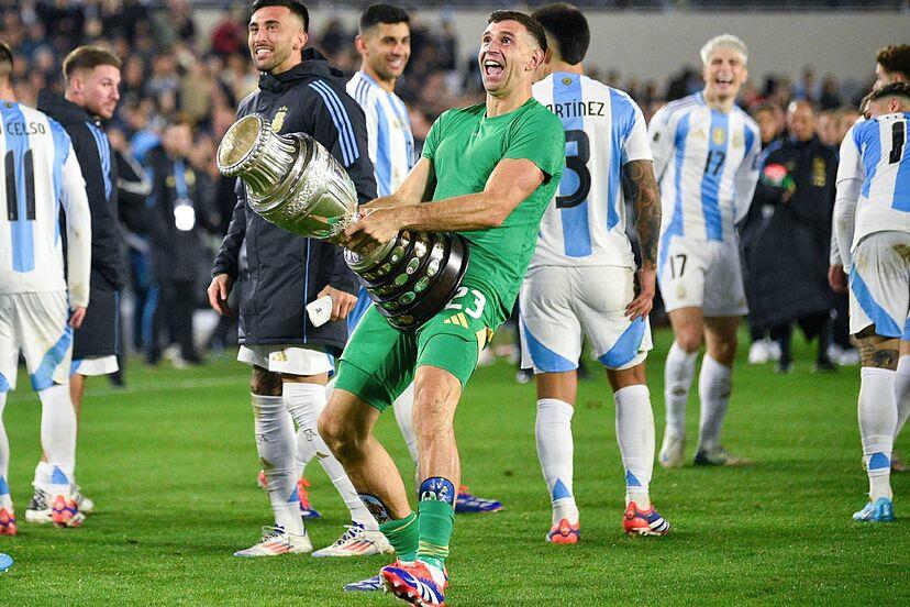 Dibu Martínez ofrece disculpa por agresión y por seña obscena