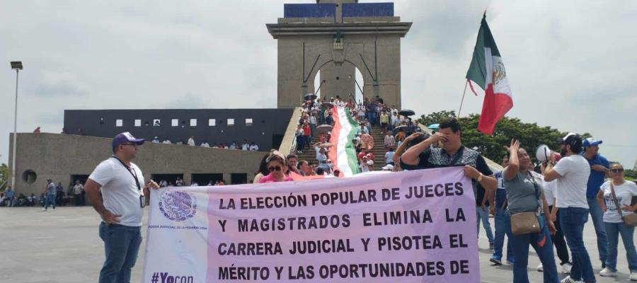 Protestan Trabajadores del Poder Judicial durante toma de protesta de Javier May