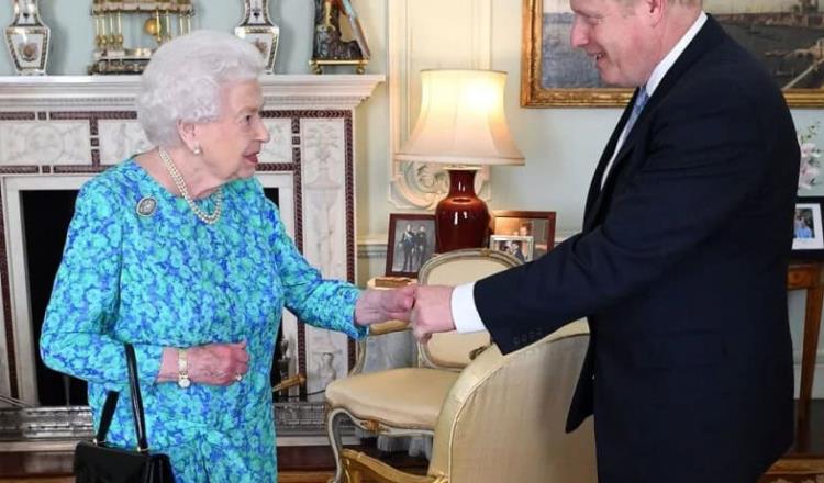 Reina Isabel II tenía cáncer de huesos, revela Boris Johnson