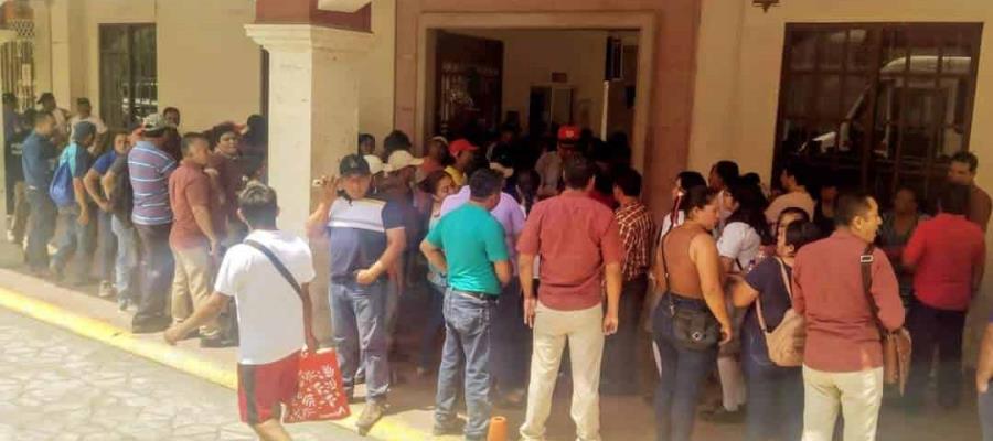 Toman sindicalizados palacio municipal de Jalpa, exigen pago de aguinaldo y bono de fin de trienio Toman sindicalizados palacio municipal de Jalpa, exigen pago de aguinaldo y bono de fin de trienio
