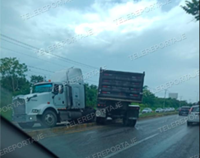 Góndola termina en camellón de la Villahermosa–Macuspana, conductor pierde el control