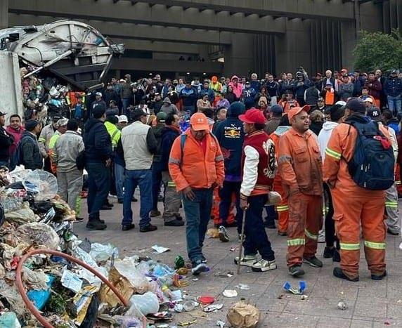 Trabajadores de limpia tiran basura en explanada de la alcaldía Cuauhtémoc en CDMX 